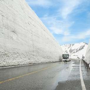 A espetacular rota montanhosa de 37 km de extensão esculpe corredores de neve de 20 metros de altura nos Alpes Japoneses desde sua abertura em 1971