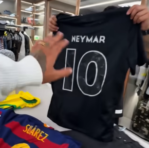 Neymar tem camisa do Corinthians com o próprio nome em guarda-roupa