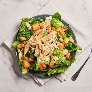 Salada Caesar proteica: a versão mais completa para quem busca saciedade sem abrir mão do sabor