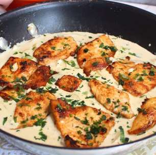 Frango com molho de queijo bem derretido, que fica pronto rapidamente, perfeito para um dia corrido