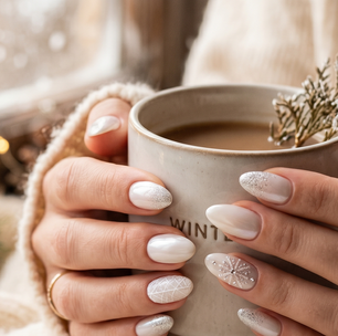 A nova manicure que está fazendo sucesso para deixar as mãos mais elegantes se baseia em um truque simples na hora de passar o esmalte