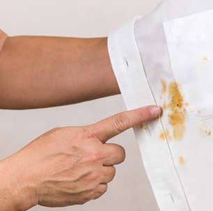 Guia simples para remover manchas de molho de tomate de camisas brancas em casa