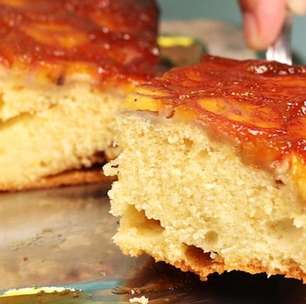 Bolo de banana caramelizado com uma massa leve e fofinha, que vai perfumar a sua cozinha