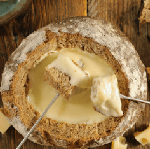 Fondue de queijo caseiro: clima de romance à mesa