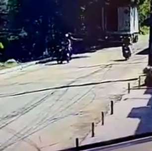 Câmera flagra homem sendo executado a tiros em Duque de Caxias, no RJ