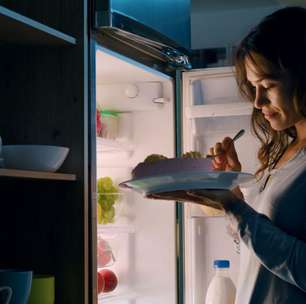 O estresse faz você comer tarde da noite? Veja o perigo para seu intestino