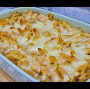 Macarrão gratinado com frango bem queijudo e com um molho divino, uma refeição incrível