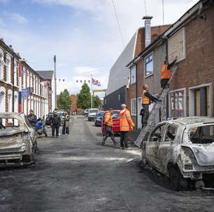 Protestos violentos contra imigrantes tomam conta de Belfast