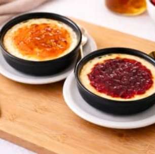 Iogurte assado com geleia: só 3 ingredientes e muito amor
