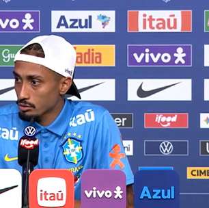 Raphinha não arrisca inglês ao responder jornalista e causa risos ao perguntar se todos entenderam