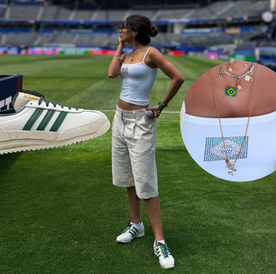 Look de Copa! De regata branca com Brasil em strass, jorts off-white e Adidas no pé, Anitta comandará abertura; saiba o preço do tênis que não é Gazelle nem Samba