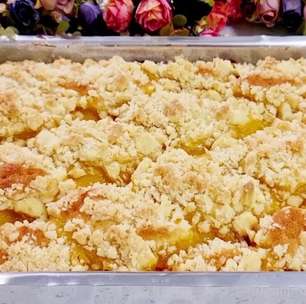 Bolo cuca de limão com um creme azedinho e farofa crocante, uma verdadeira gostosura
