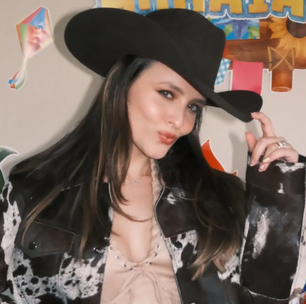 Festa Junina: Larissa Manoela acerta com look de referências country com chapéu e franjas