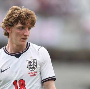 Bellingham ganha força por vaga na estreia da Inglaterra