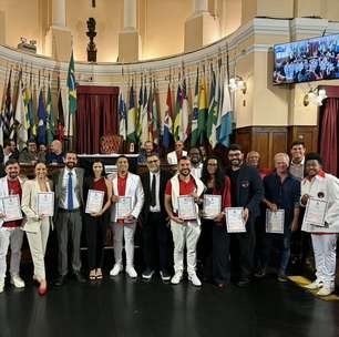 'Celebrar os 80 anos da Viradouro é celebrar Niterói', afirma vereador em homenagem à escola na Câmara