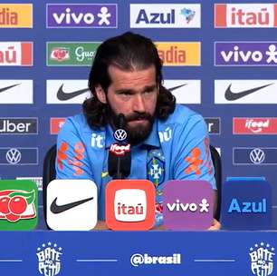 Alisson não hesita e atende a pedido de repórter para 'gastar inglês' em coletiva; veja o momento