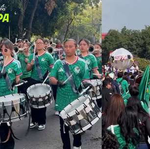 Com música, torcedores mexicanos fazem festa nos arredores do estádio Azteca