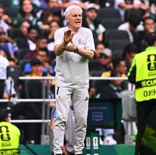 Apesar de derrota, técnico da África do Sul elogia estreia na Copa: "Fizemos um bom jogo"