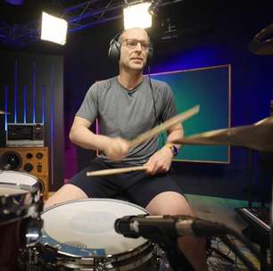 Clima de Copa: ex-goleiro Petr ech toca hino do Rock na bateria e ganha elogios