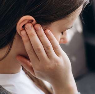 Cuidado com o volume alto nos fones: risco real para a audição