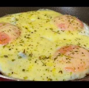 Ovo cremoso com queijo derretido feito na frigideira de um jeito delicioso para você viciar