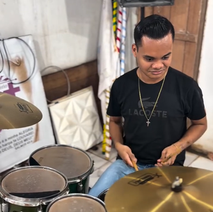 Jovem cego aprende a tocar bateria sozinho e sonha conhecer músico que mudou sua vida