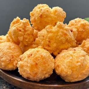 Pão de queijo frito que não estoura na panela e fica bem crocante por fora e puxento por dentro