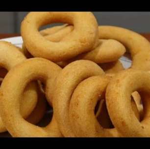 Biscoito de polvilho doce frito, bem sequinho e fofinho, para acompanhar o seu café fresquinho