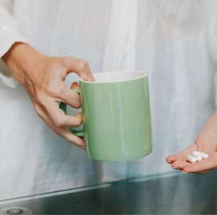 Esses remédios não devem ser tomados com café e muita gente comete esse erro