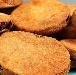 Berinjela a milanesa super sequinha e crocante feita com um empanado especial e muito fácil
