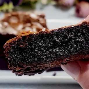 Brownie perfeito e bem úmido, com aquela casquinha craquelada irresistível por fora