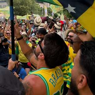 Brasileiros ocupam ponte do Brooklyn um dia após estreia do Brasil na Copa