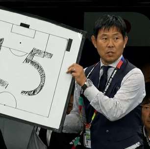 Técnico do Japão improvisa placa e chama atenção durante empate com a Holanda