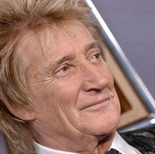 Rod Stewart irrita fãs ao cancelar show e logo ser flagrado em jogo da Copa