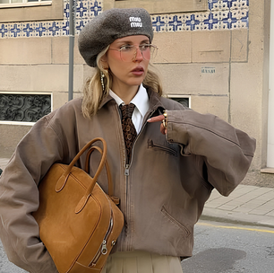 Os tênis minimalistas na cor 'croissant francês' são confortáveis e elegantes para mulheres com mais de 50 anos: eles são da Larroudé e minha mãe já quer usá-los o tempo todo com saias ou vestidos soltos
