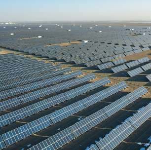 China fabricou mais painéis solares em um ano do que o planeta consegue absorver: agora, o mercado está se autodestruindo