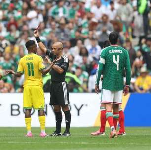 Jogador da África do Sul é suspenso por três jogos, e técnico ironiza: "Não teve VAR com o Messi"