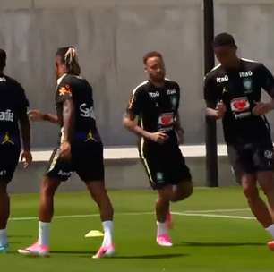 Neymar inicia aquecimento com o grupo, faz trabalho separado com bola e participa de roda de bobinho