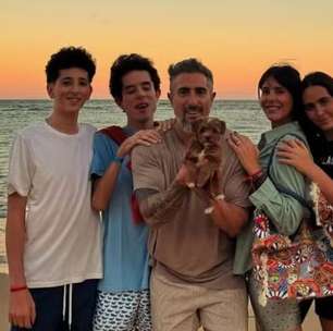 Marcos Mion celebra 47 anos ao vivo com a presença dos três filhos e da esposa