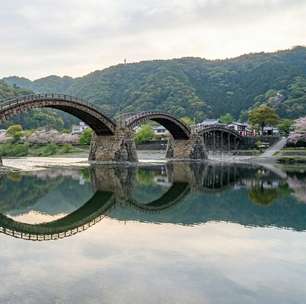 Erguida originalmente em 1673, esta ponte japonesa de cinco arcos destaca-se pelo uso de técnicas complexas de carpintaria tradicional e encaixes de madeira