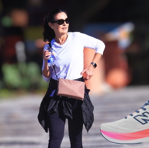 Este tênis New Balance da Fátima Bernardes para caminhar na orla da praia é a solução para os pés estilosos das mulheres 50+: veja um raio-x do calçado
