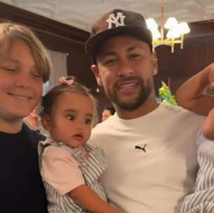 Neymar aproveita folga na Copa com a família e curte momento com filhos