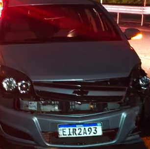Motorista perde o controle e bate contra defensa metálica na Rodovia Raposo Tavares, em São Roque