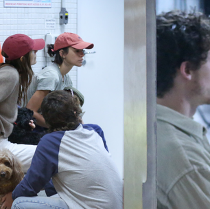 Viagem de casal: Bruna Marquezine embarca com Shawn Mendes, Sasha e João Lucas no Rio; atriz e melhor amiga combinam acessório em fotos