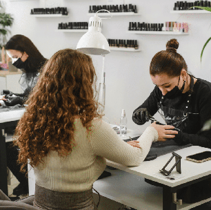 7 dicas de especialistas para quem quer se destacar como manicure