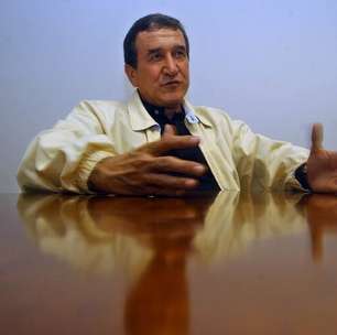 Parreira tem piora, volta a ser sedado e passará por cirurgia, diz boletim médico