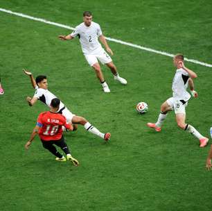 Salah vai às ruas de Vancouver e dança com torcedores após primeira vitória da seleção na Copa; veja