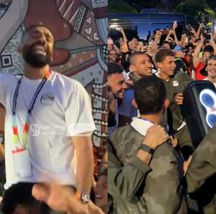 Salah e outros jogadores do Egito comemoram vitória sobre a Nova Zelândia nas ruas de Vancouver