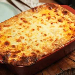 Escondidinho com purê de mandioca cremoso e recheio suculento de carne, para você arrasar