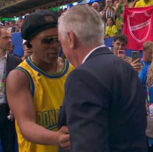 Ronaldinho Gaúcho abraça Ancelotti e os jogadores antes de Brasil x Escócia